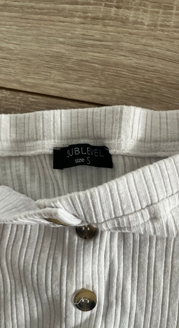 Düğmeli Beyaz Düşük Omuzlu Bluz - Görsel 2