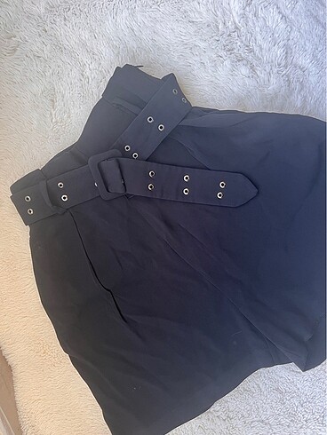 Kadın siyah kemerli şort - Görsel 2