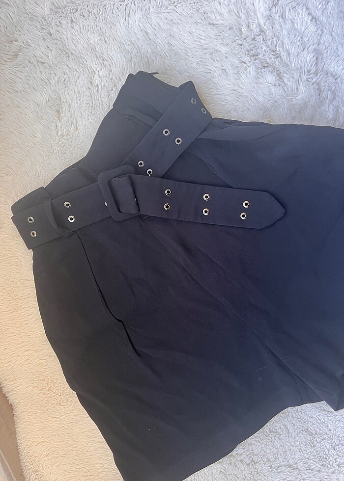 Kadın siyah kemerli şort - Görsel 2