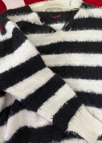 V Yaka Çizgili Kadın Triko Kazak - Görsel 3