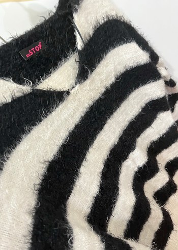 V Yaka Çizgili Kadın Triko Kazak - Görsel 2