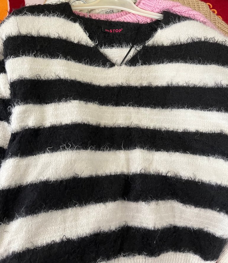 V Yaka Çizgili Kadın Triko Kazak - Görsel 4