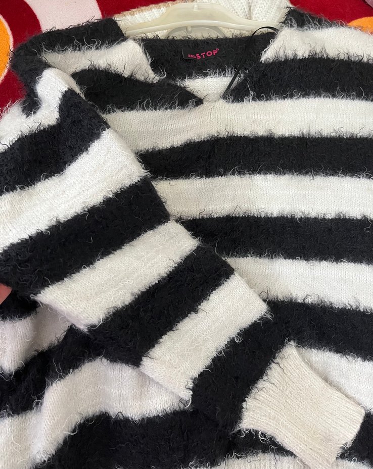 V Yaka Çizgili Kadın Triko Kazak - Görsel 3