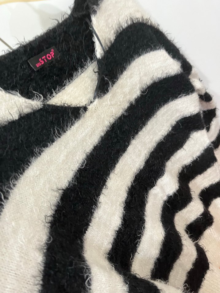 V Yaka Çizgili Kadın Triko Kazak - Görsel 2