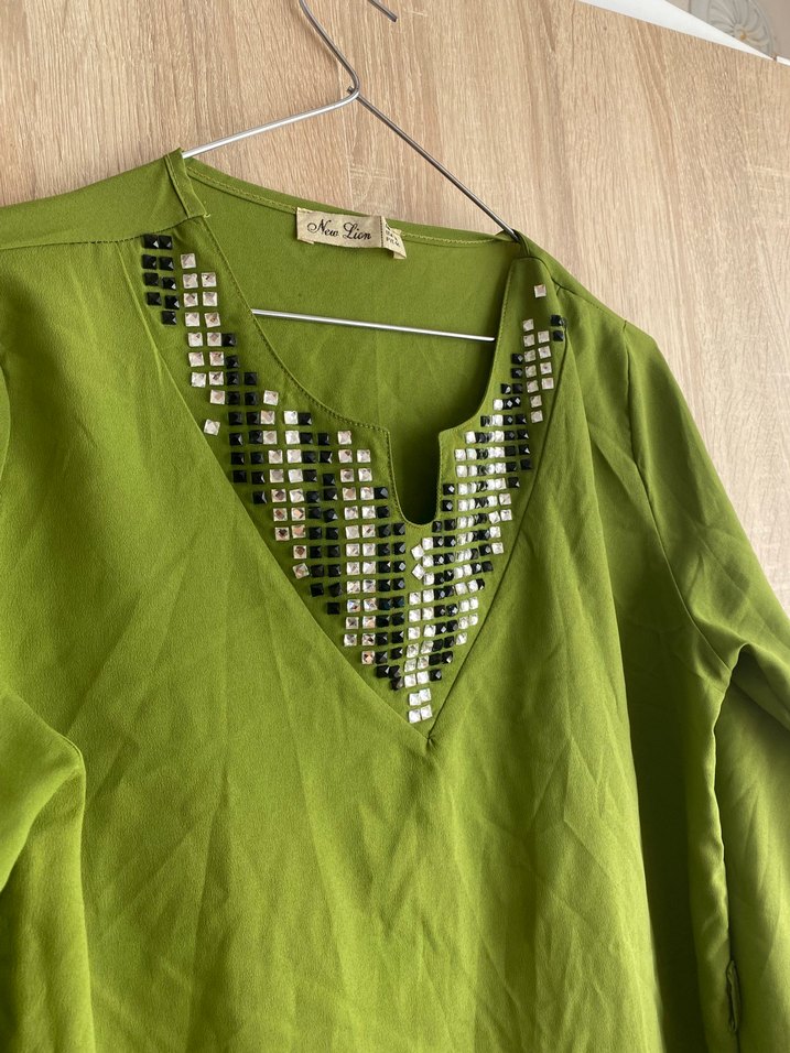 Boncuk İşlemeli Yeşil V Yaka Kadın Bluz - Görsel 3