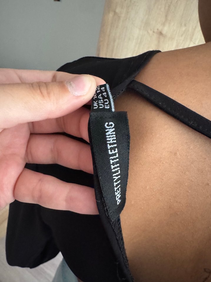 Prettylittlething sırt detaylı siyah bluz - Görsel 3