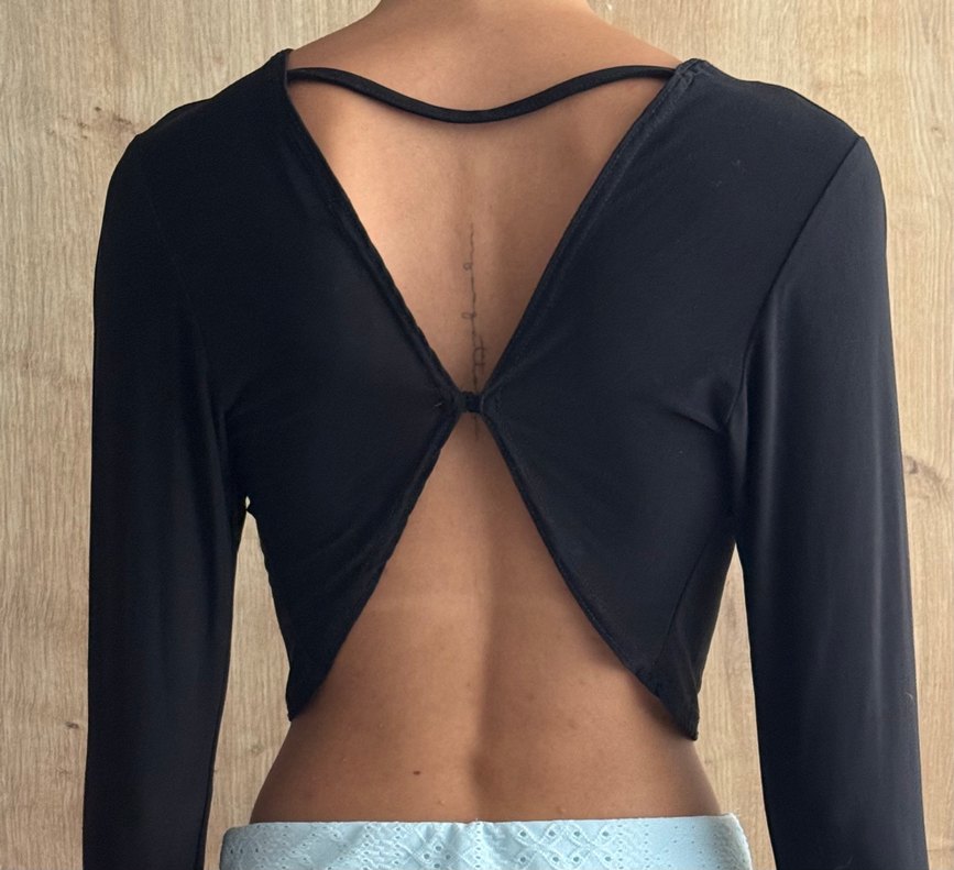 Prettylittlething sırt detaylı siyah bluz - Görsel 2