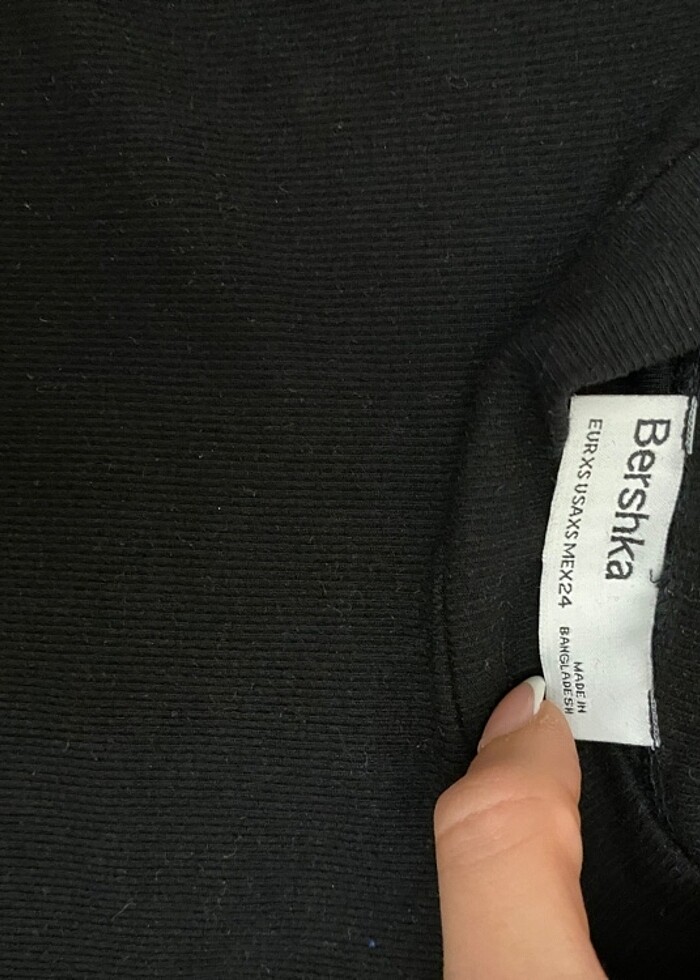 Uzun kollu, kollarında açıklık olan crop üst - Görsel 2