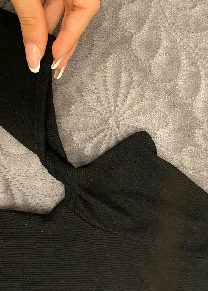 Uzun kollu, kollarında açıklık olan crop üst - Görsel 3