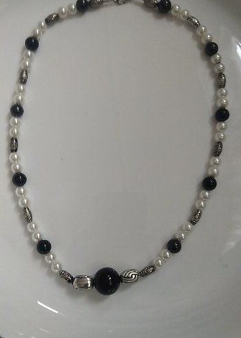 Uzun Boncuklu Beyaz ve Siyah Yılan Desenli Kolye - Görsel 2