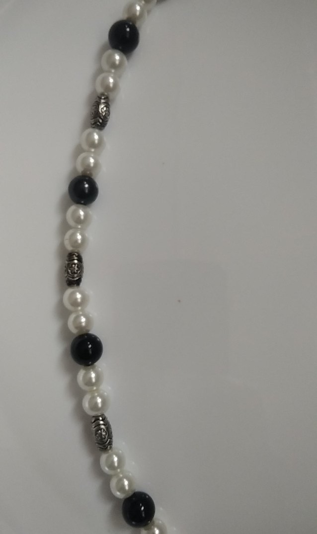 Uzun Boncuklu Beyaz ve Siyah Yılan Desenli Kolye - Görsel 3