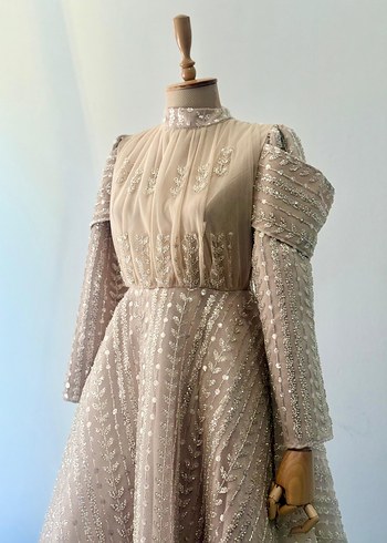 Uzun Kollu İşlemeli Bej Nişan Elbisesi - Görsel 3