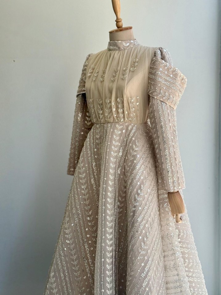 Uzun Kollu İşlemeli Bej Nişan Elbisesi - Görsel 5