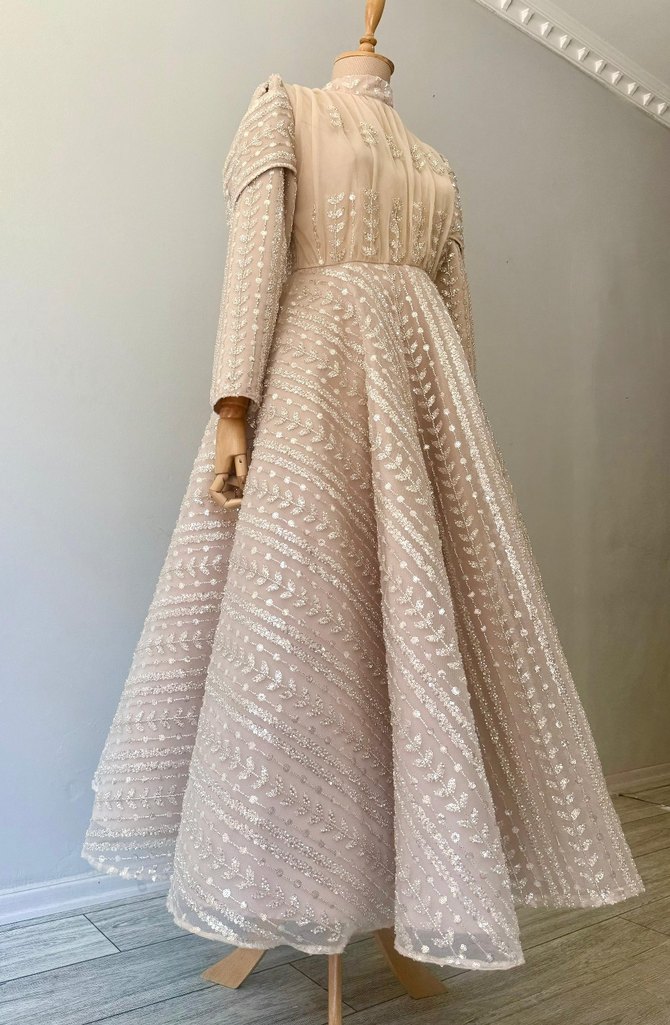 Uzun Kollu İşlemeli Bej Nişan Elbisesi - Görsel 4