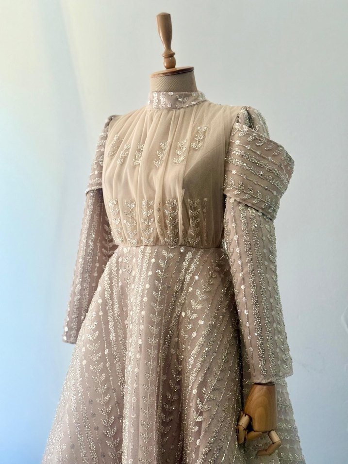 Uzun Kollu İşlemeli Bej Nişan Elbisesi - Görsel 3