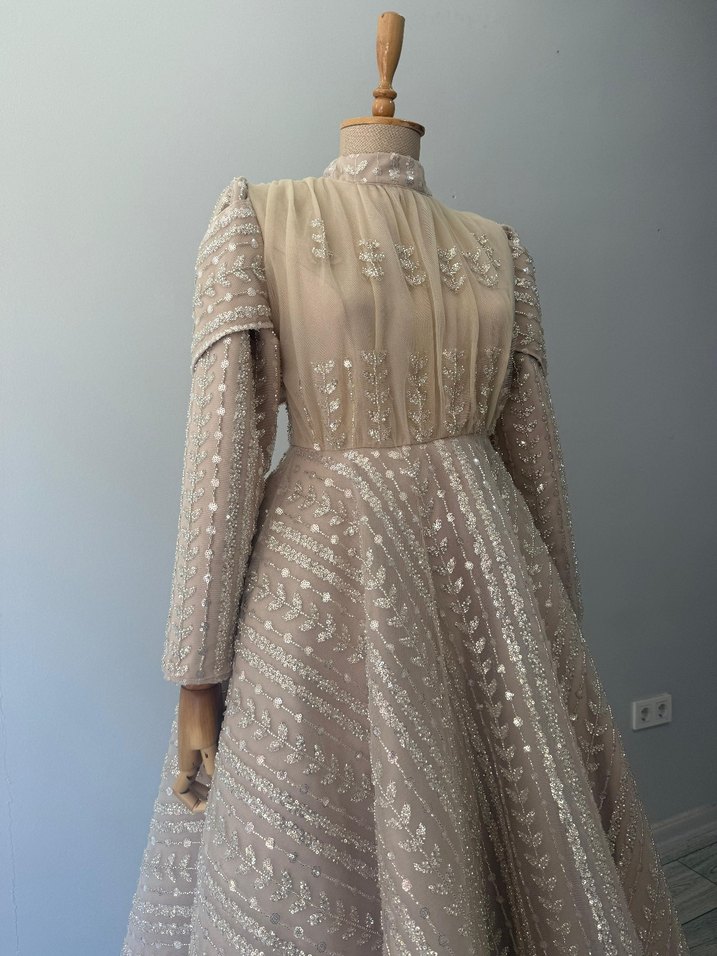 Uzun Kollu İşlemeli Bej Nişan Elbisesi - Görsel 2