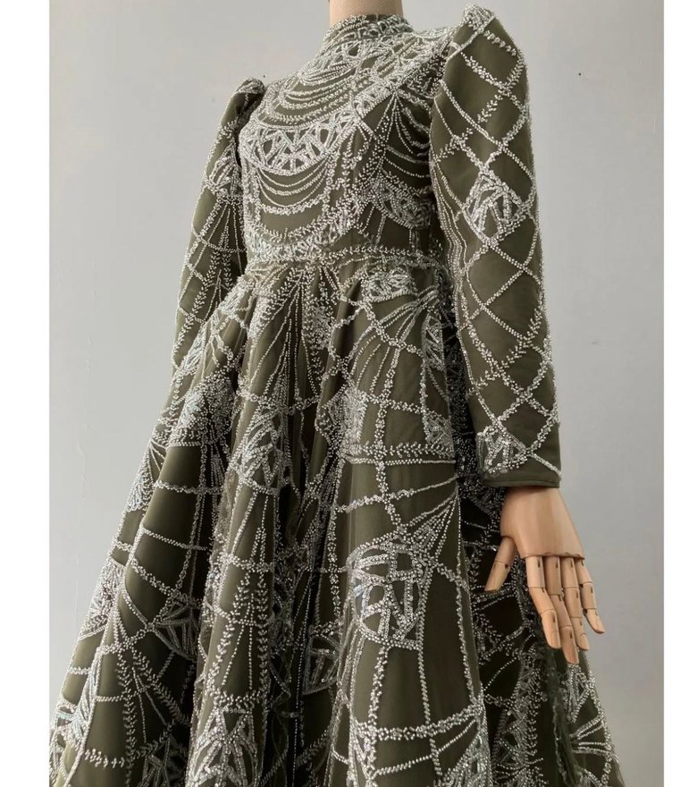 Boncuk İşlemeli Yüksek Yakalı Uzun Abiye - Görsel 2