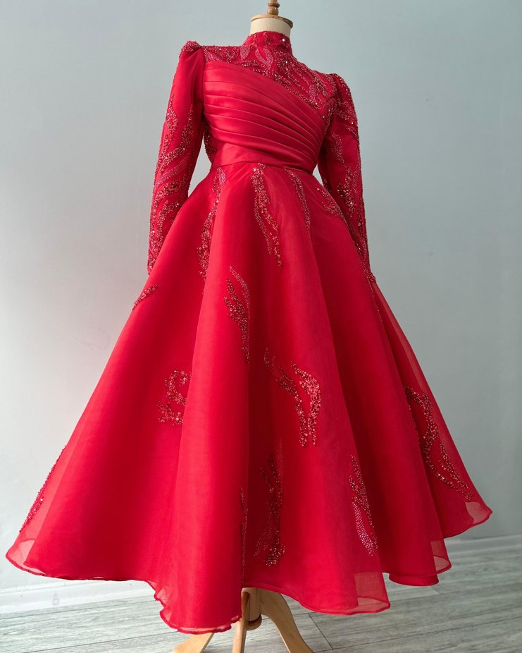 Kırmızı İşlemeli Uzun Kollu Abiye Elbise - Görsel 4