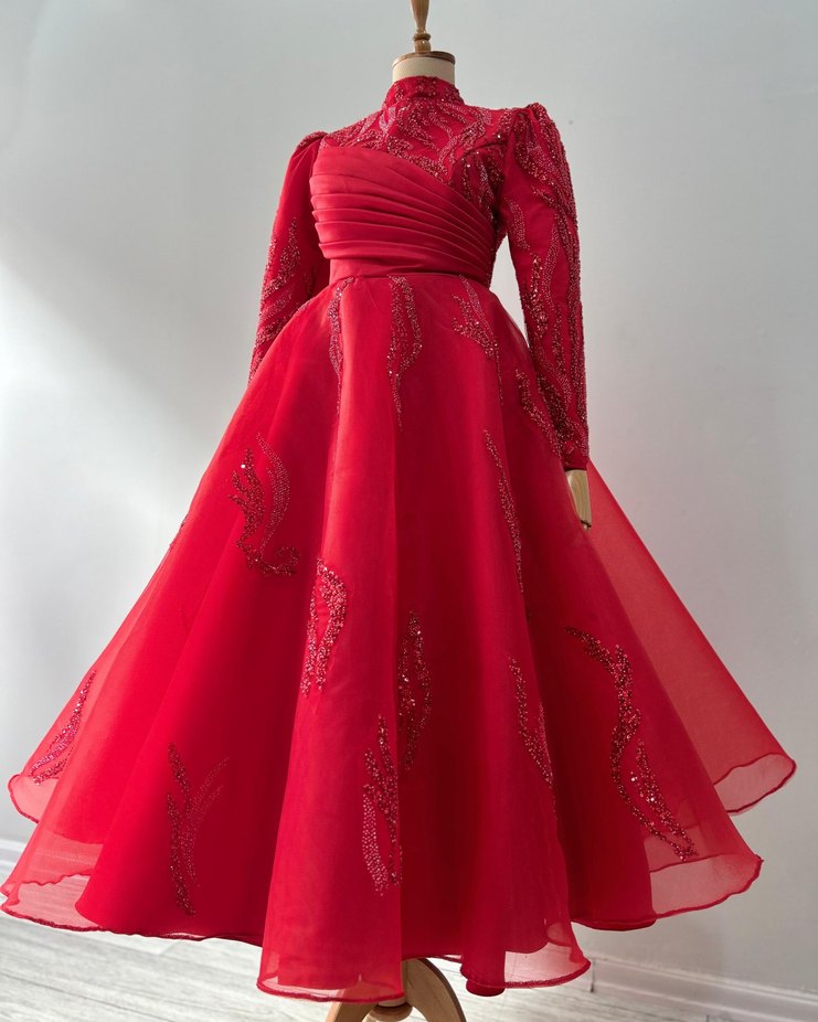 Kırmızı İşlemeli Uzun Kollu Abiye Elbise - Görsel 2