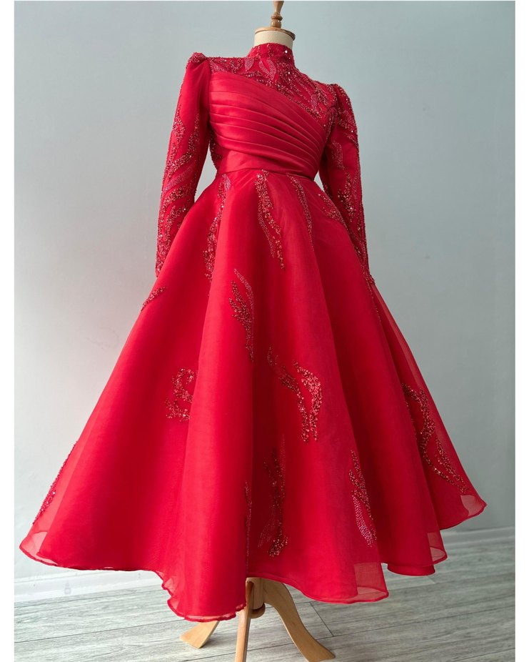 Kırmızı İşlemeli Uzun Kollu Abiye Elbise - Görsel 3