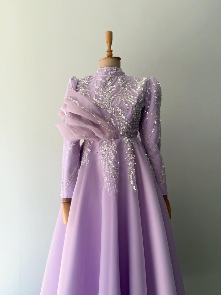 Mor İşlemeli Uzun Abiye - Yüksek Yaka, Kolsuz - Görsel 2