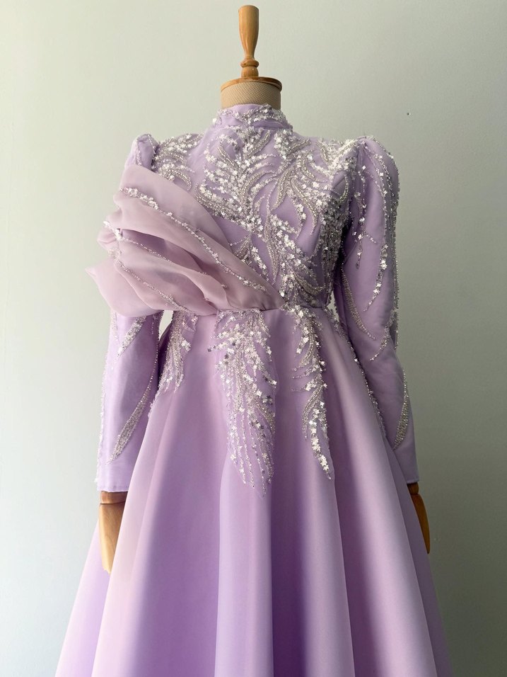 Mor İşlemeli Uzun Abiye - Yüksek Yaka, Kolsuz - Görsel 3