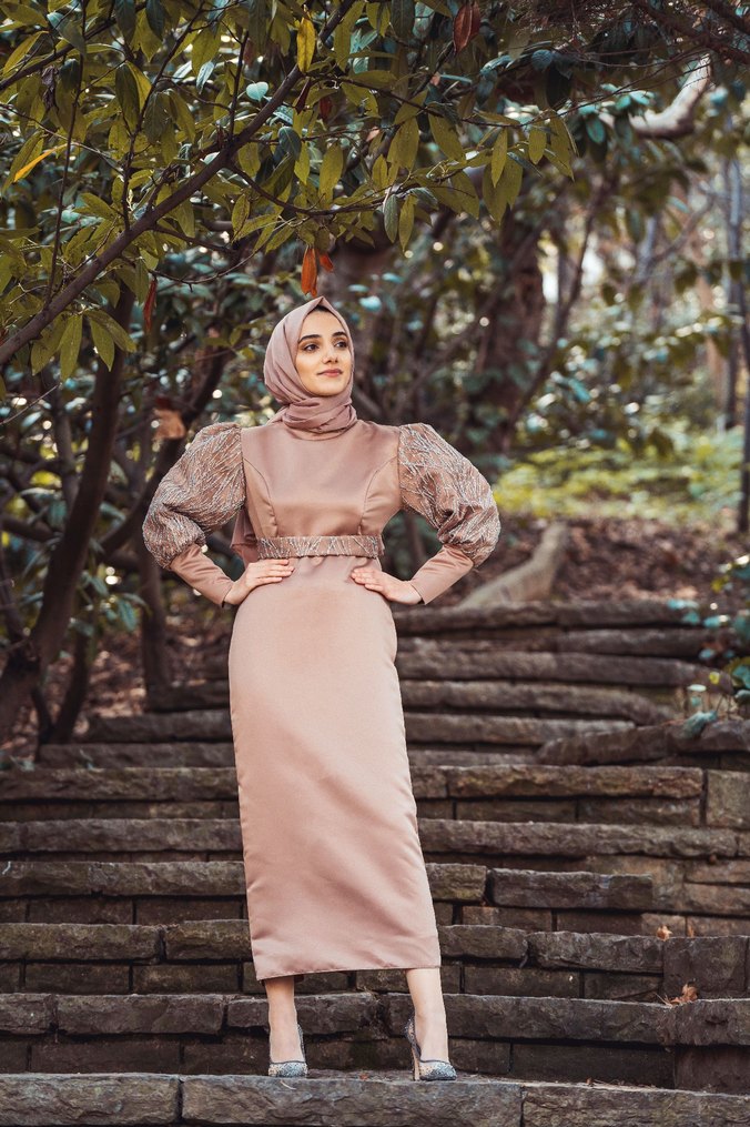 Bej Uzun Kollu Drapeli Tesettür Elbise - Görsel 2