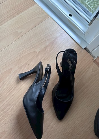 Siyah Tokalı Stiletto Topuklu Kadın Ayakkabı