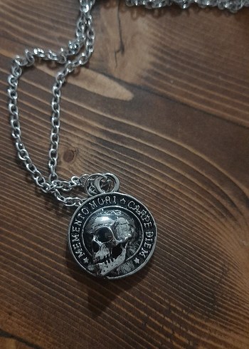 Memento Mori kabartma çelik kolye