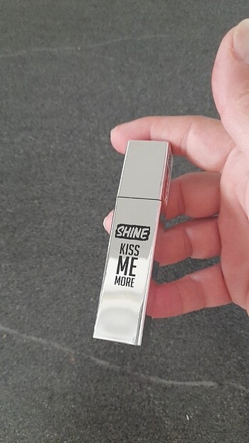 Beden kahverengi Renk Flormar Shine kiss me more likit mat ruj