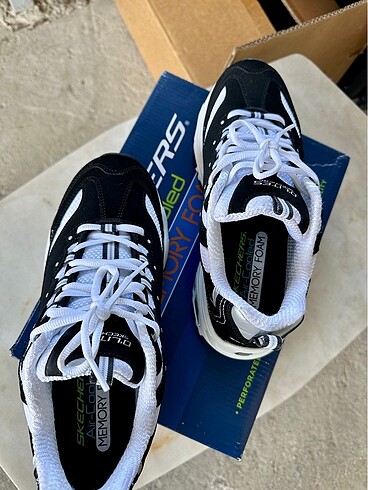 41 Beden siyah Renk Skechers D lites siyah beyaz 41 numara