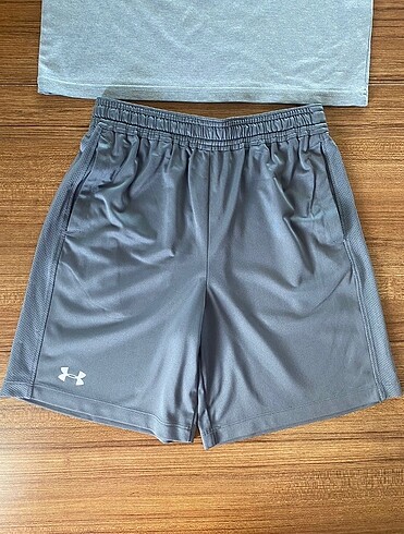 9 Yaş Beden Under Armour şort- tshirt