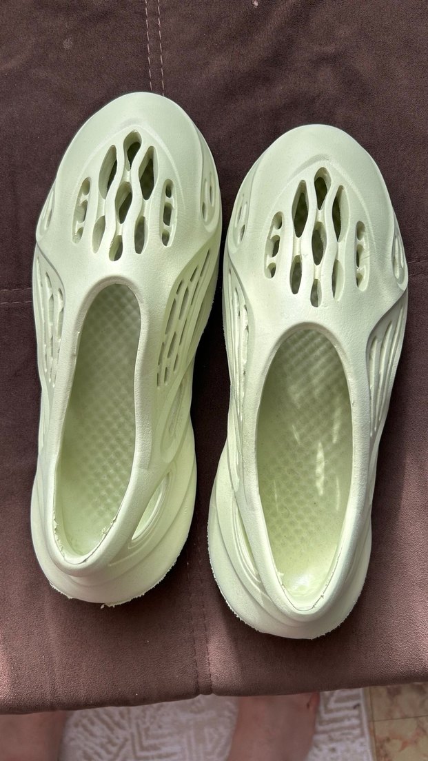 Neon Yeşili Yeezy Modeli - Görsel 2