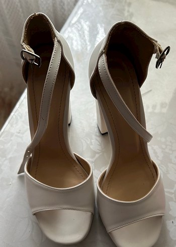 KırıkBeyaz Tokalı Kadın Topuklu Ayakkabı - Görsel 2
