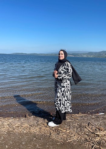 LC Waikiki Siyah Beyaz Soyut Desenli Tesettur Elbise
