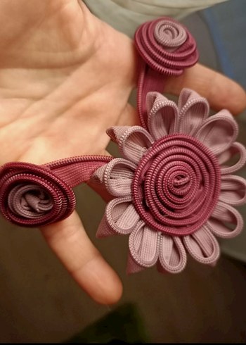 Bordo Retro Fermuar Tasarım Çiçekli  Kolye - Görsel 2