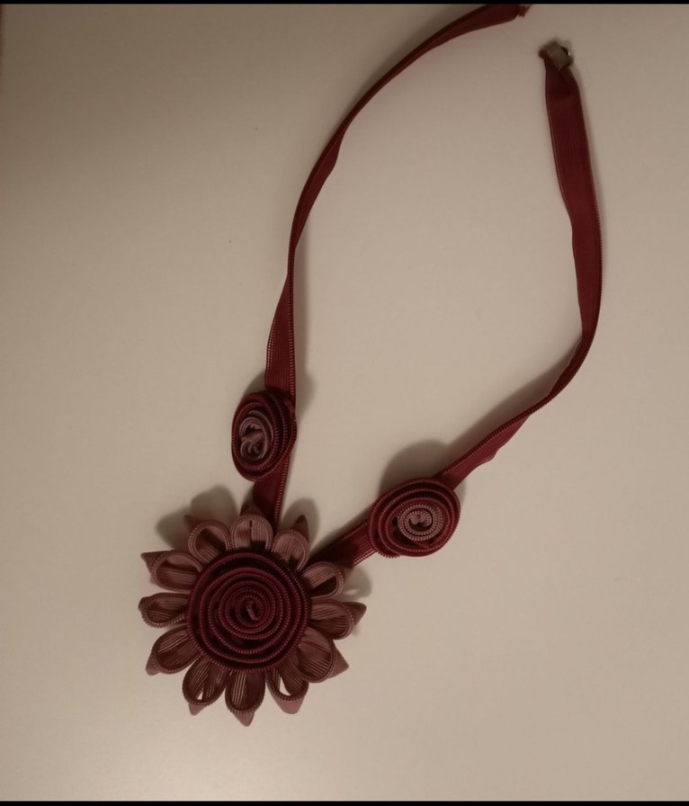 Bordo Retro Fermuar Tasarım Çiçekli  Kolye - Görsel 3