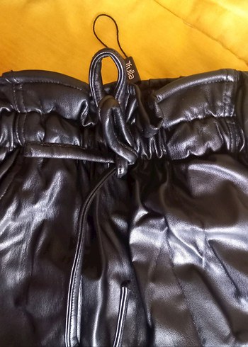 Kadın Siyah Deri Kemerli Mini Şort - Görsel 2