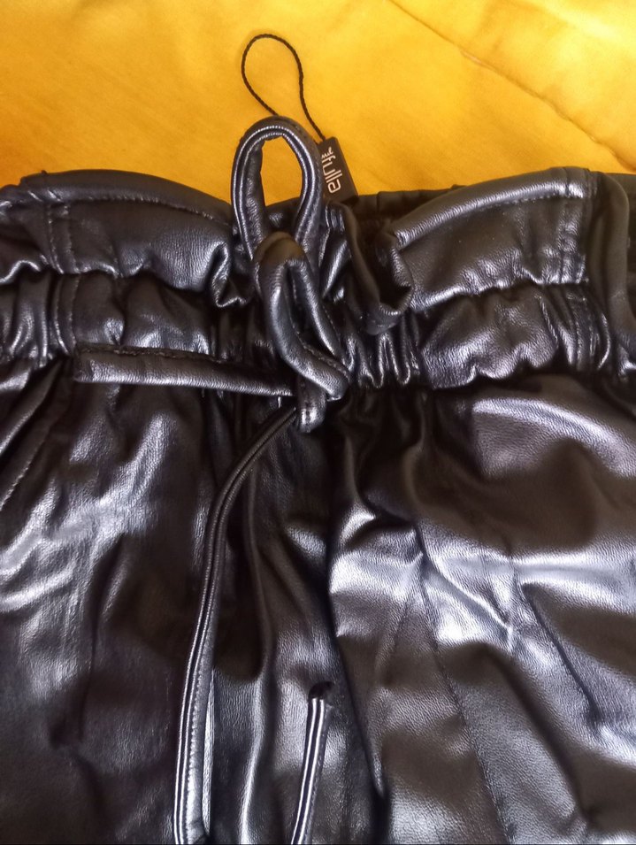 Kadın Siyah Deri Kemerli Mini Şort - Görsel 2