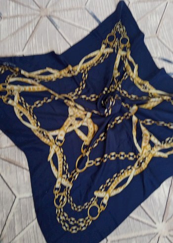 Zincir Detaylı Parlak Lacivert Kadın Fular - Görsel 2