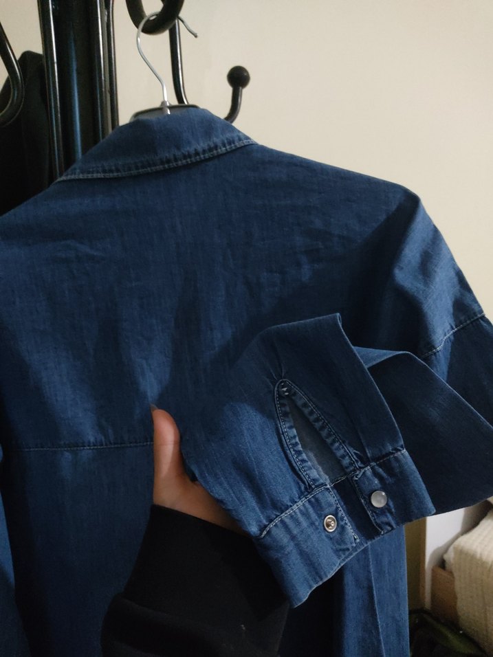 Düğmeli Uzun Kollu Mavi Denim Gömlek - Görsel 3