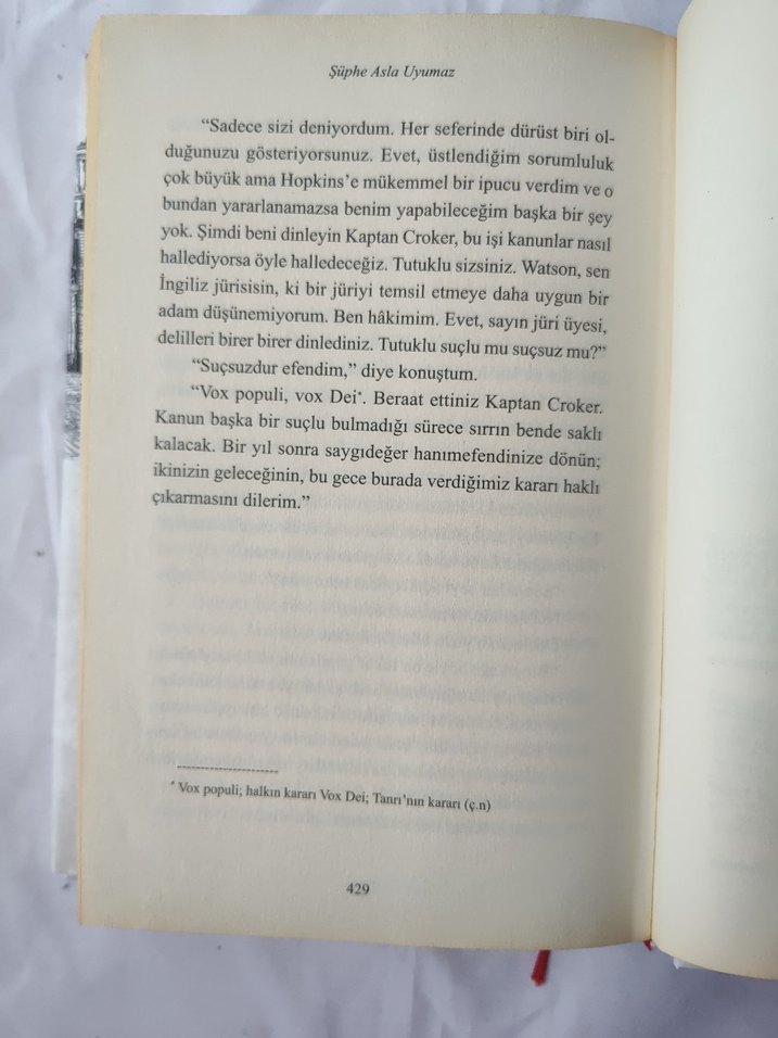 Sherlock Holmes - Şüphe Asla Uymaz Ciltli - Görsel 4