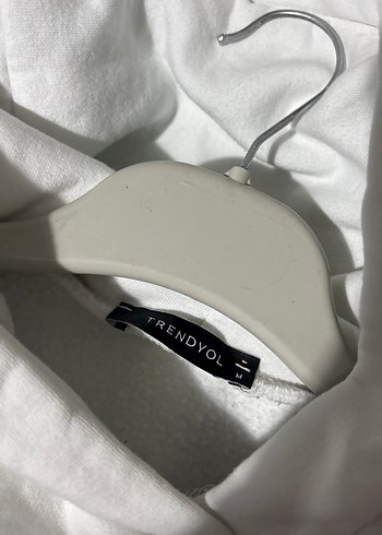 TRENDYOLMİLLA beyaz kapüşonlu sweatshirt - Görsel 3