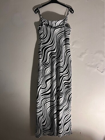 Zebra Desenli Elbise - Cesur ve Şık Tasarım