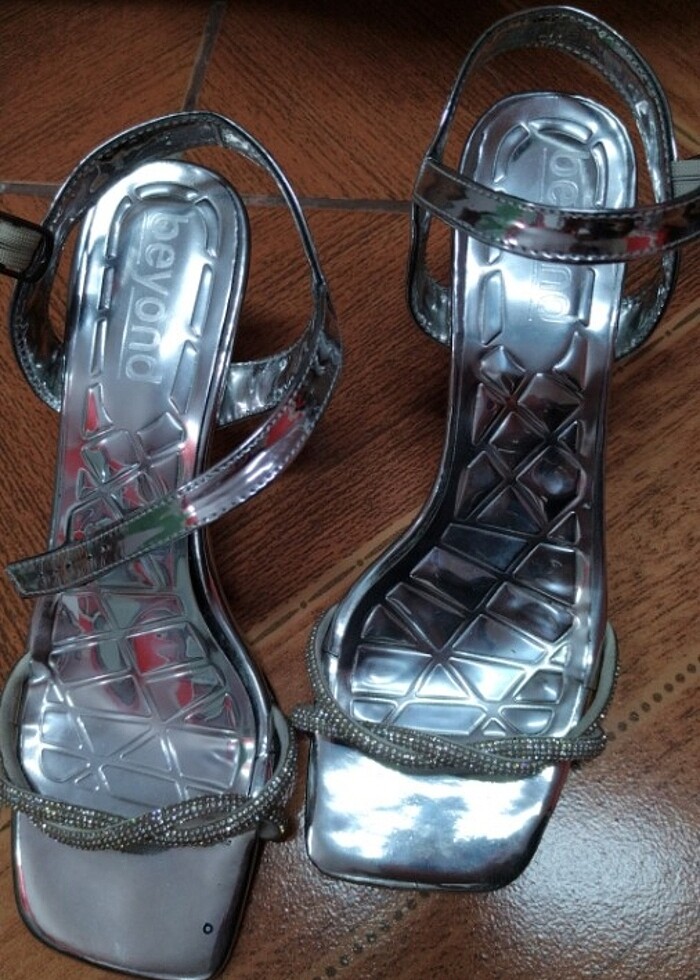 Gümüş renk burgu taşlı topuklu ayakkabı - Görsel 4