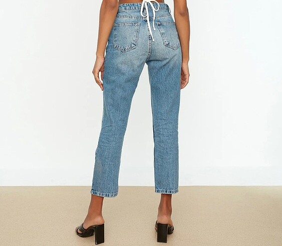 Trendyol & Milla Mavi Yırtık Detaylı Yüksek Bel Straight Jeans