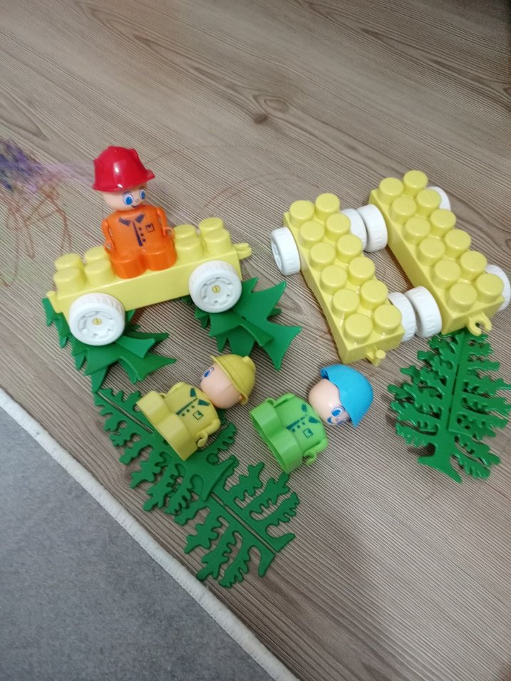 Renkli Lego Seti ve Figürler - Görsel 2