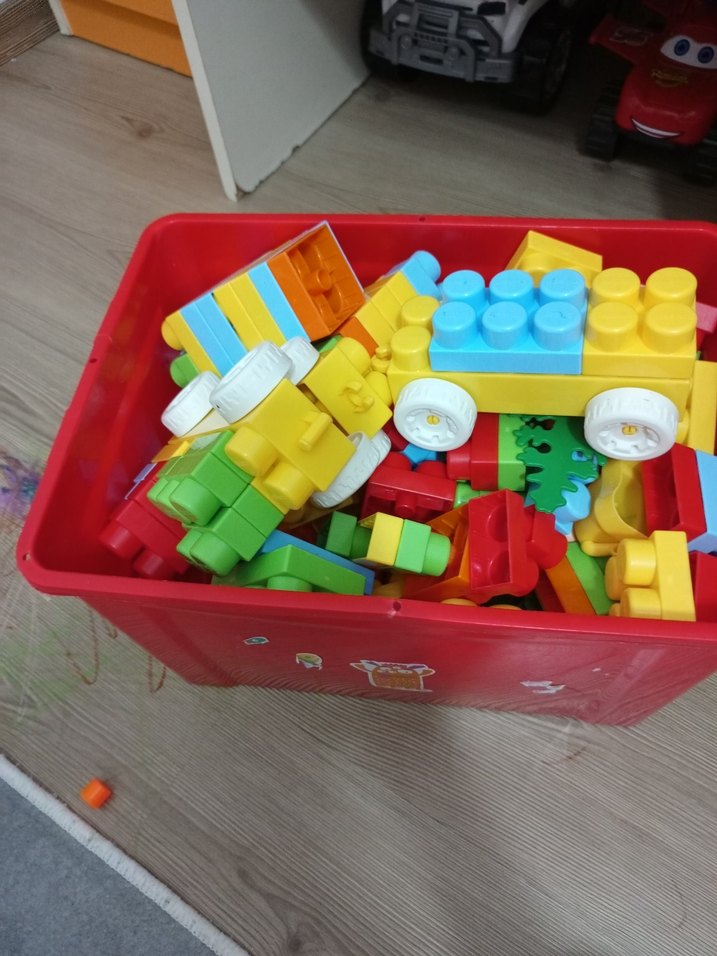 Renkli Lego Seti ve Figürler - Görsel 3