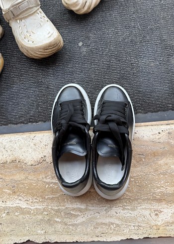 37,5 Beden Siyah Sneakers Beyaz Tabanlı ORJİNAL ÜRÜN