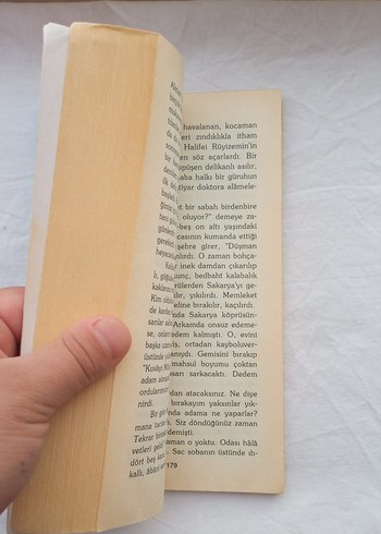 Beden Renk 2 Kitap Bir Arada Alemdağda Var Bir Yılan Mahalle Kahvesi